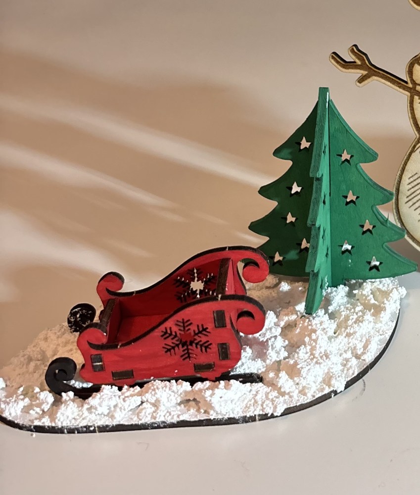 Exemple du kit traîneau et sapin assemblé et peint
