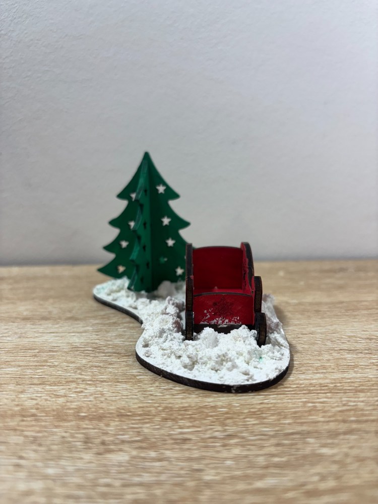 Exemple du kit traîneau et sapin assemblé et peint