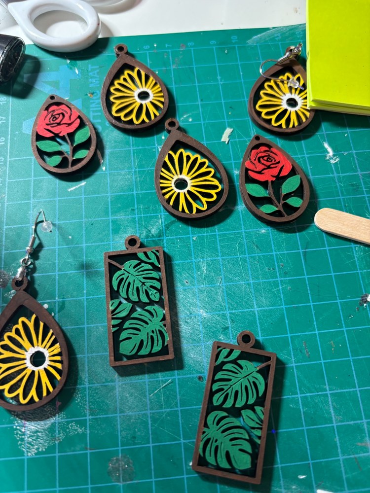 Bijoux en bois coloré