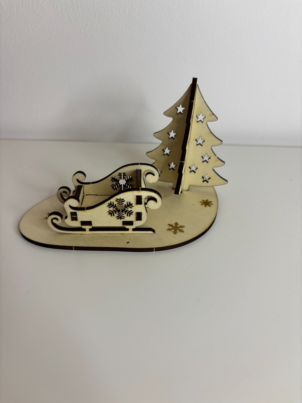 Kit créatif de Noël : traîneau et sapin en bois naturel après assemblage